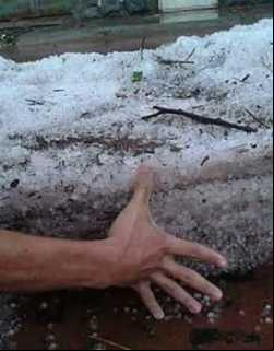 Chuva de granizo caiu na cidade de Juiz de Fora, MG e blocos de gelo destelharam casas e afetaram o fornecimento de energia. Leia mais.